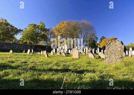 Dolní Kounice - Tschechische Republik. Wunderschöne Herbstlandschaft mit Wald, Himmel, Wolken und Sonne am Himmel. Natur im Herbst. Stockfoto