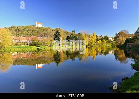 Dolní Kounice - Tschechische Republik. Wunderschöne Herbstlandschaft mit Wald, Himmel, Wolken und Sonne am Himmel. Natur im Herbst. Stockfoto