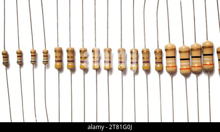 Array von Widerständen unterschiedlicher Größe und Leistung an einem weißen. Stockfoto