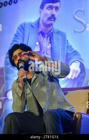 Kalkutta, Indien. November 2023. Der Bollywood-Schauspieler Vicky Kaushal interagiert mit der Presse während einer Pressekonferenz seines kommenden Bollywood-Films „Sam Bahadur“ in Kalkutta. Der Film erscheint am 1. Dezember 2023. (Foto: Dipayan Bose/SOPA Images/SIPA USA) Credit: SIPA USA/Alamy Live News Stockfoto