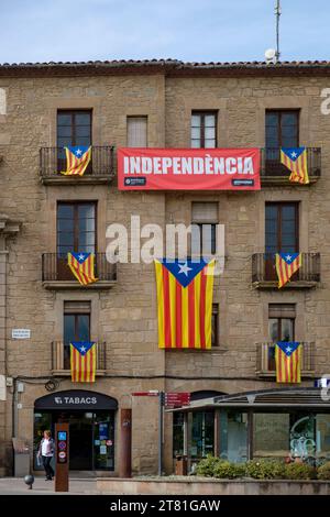 Katalanische estelada inoffizielle Sternenflaggen und Unabhängigkeitsbanner hängen in einem Gebäude in der Stadt Solsona, Katalonien, Spanien Stockfoto