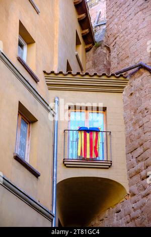 Protestsymbol, inoffizielle Flagge der katalanischen Estelada, die von einem Balkon in der Stadt Cardona, Katalonien, Spanien hängt Stockfoto