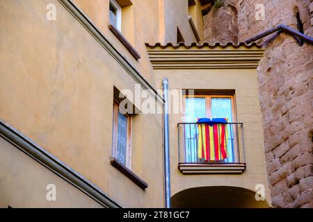 Protestsymbol, inoffizielle Flagge der katalanischen Estelada, die von einem Balkon in der Stadt Cardona, Katalonien, Spanien hängt Stockfoto