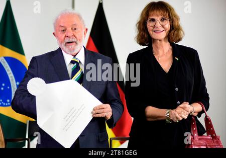 Brasilia DF, 11/17/2023 Lula/Delivery/of/Credentials/to/Ambassadors Brasilia DF, 11/17/2023 Lula/Delivery/of/Credentials/to/Ambassadors - Präsident Lula nahm an diesem Freitag, 17. An der Zeremonie zur Übergabe von Mandaten an 13 Botschaften Teil. Auf den Fotos die Botschafter der Republik Slowenien, Mateja KraÄun aus Katar, Ahmad Mohammed Al-Shebani aus Libyen, Osama Ibrahim Ayad Sawan Irland, Fiona Flood European Union, Marian Schuegraf Sambia, Glynne Namulula Michelo Ukraine, Andrii Melnyk Deutschland, Bettina Cadenbach Zypern, Vasilios Philippou Ungarn, Miklos Tamas Halmai Frankreich, Emma Stockfoto