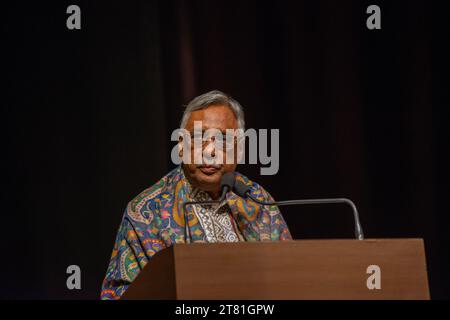 Neu-Delhi, Indien. November 2023. Pavan K. Varma, Diplomat und Autor, hält eine Rede während einer Veranstaltung für den Sumitra Charat RAM Award for Lifetime Achievement 2023 im Kamani Auditorium. Sumitra Charat RAM war ein bekannter indischer Kunstförderer, Impresario und Gründer der 1952 gegründeten Shriram Bharatiya Kala Kendra. Quelle: SOPA Images Limited/Alamy Live News Stockfoto