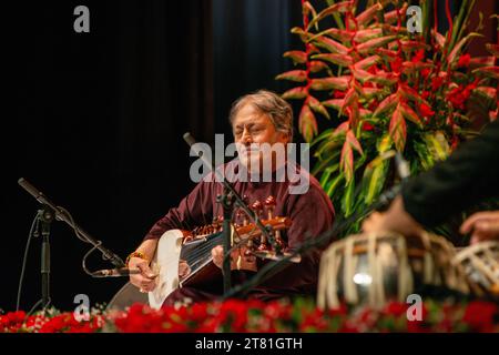 Neu-Delhi, Indien. November 2023. Der indische klassische Musiker Ustad Amjad Ali Khan tritt während einer Veranstaltung für den Sumitra Charat RAM Award for Lifetime Achievement 2023 im Kamani Auditorium auf. Sumitra Charat RAM war ein bekannter indischer Kunstförderer, Impresario und Gründer der 1952 gegründeten Shriram Bharatiya Kala Kendra. Quelle: SOPA Images Limited/Alamy Live News Stockfoto