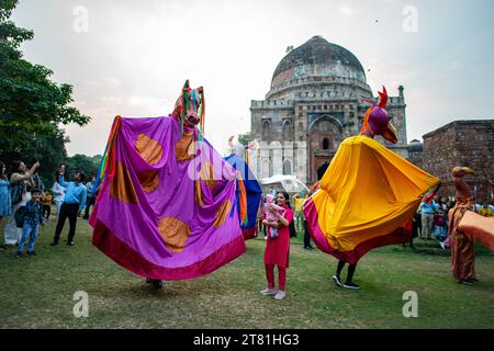 Die riesige Marionettenparade führt vor Shish Gumbad im Lodhi Garden vorbei, was den Beginn des AUFSTIEGS 2023 in der Alliance Francaise de Delhi markiert. RISE 2023 steht für RE-Imagining School Education und ist eine Initiative der Alliance Francaise de Delhi, einem indofranzösischen Kulturzentrum, das sich auf den Unterricht französischer Sprache spezialisiert hat und kulturelle Veranstaltungen organisiert. Stockfoto