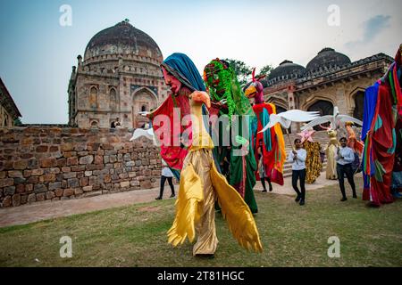 Die riesige Marionettenparade führt vor Shish Gumbad im Lodhi Garden vorbei, was den Beginn des AUFSTIEGS 2023 in der Alliance Francaise de Delhi markiert. RISE 2023 steht für RE-Imagining School Education und ist eine Initiative der Alliance Francaise de Delhi, einem indofranzösischen Kulturzentrum, das sich auf den Unterricht französischer Sprache spezialisiert hat und kulturelle Veranstaltungen organisiert. Stockfoto