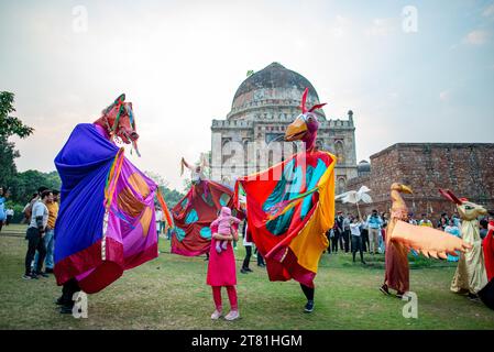 Die riesige Marionettenparade führt vor Shish Gumbad im Lodhi Garden vorbei, was den Beginn des AUFSTIEGS 2023 in der Alliance Francaise de Delhi markiert. RISE 2023 steht für RE-Imagining School Education und ist eine Initiative der Alliance Francaise de Delhi, einem indofranzösischen Kulturzentrum, das sich auf den Unterricht französischer Sprache spezialisiert hat und kulturelle Veranstaltungen organisiert. Stockfoto