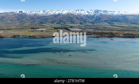 Panoramablick über die Drohne auf den Dunstan-See und seine bergige Küste im Zentrum von Otago Stockfoto