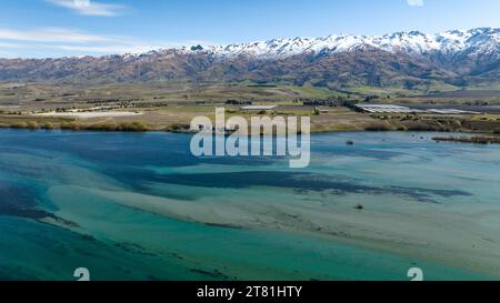 Panoramablick über die Drohne auf den Dunstan-See und seine bergige Küste im Zentrum von Otago Stockfoto