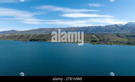 Panoramablick über die Drohne auf den Dunstan-See und seine bergige Küste im Zentrum von Otago Stockfoto