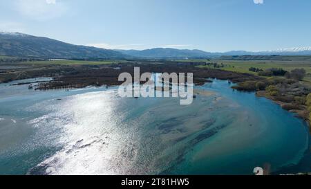 Panoramablick über die Drohne auf den Dunstan-See und seine bergige Küste im Zentrum von Otago Stockfoto