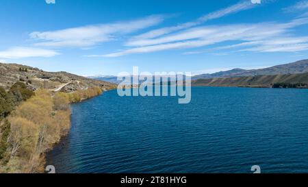 Panoramablick über die Drohne auf den Dunstan-See und seine bergige Küste im Zentrum von Otago Stockfoto