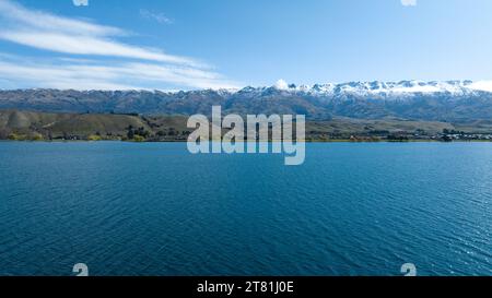 Panoramablick über die Drohne auf den Dunstan-See und seine bergige Küste im Zentrum von Otago Stockfoto