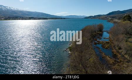 Panoramablick über die Drohne auf den Dunstan-See und seine bergige Küste im Zentrum von Otago Stockfoto