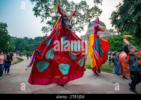 Neu-Delhi, Indien. November 2023. Die riesige Marionettenparade führt vor Shish Gumbad im Lodhi Garden vorbei, was den Beginn des AUFSTIEGS 2023 in der Alliance Francaise de Delhi markiert. RISE 2023 steht für RE-Imagining School Education und ist eine Initiative der Alliance Francaise de Delhi, einem indofranzösischen Kulturzentrum, das sich auf den Unterricht französischer Sprache spezialisiert hat und kulturelle Veranstaltungen organisiert. (Foto: Pradeep Gaur/SOPA Images/SIPA USA) Credit: SIPA USA/Alamy Live News Stockfoto