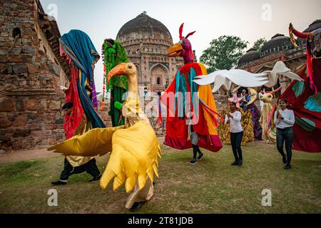 Neu-Delhi, Indien. November 2023. Die riesige Marionettenparade führt vor Shish Gumbad im Lodhi Garden vorbei, was den Beginn des AUFSTIEGS 2023 in der Alliance Francaise de Delhi markiert. RISE 2023 steht für RE-Imagining School Education und ist eine Initiative der Alliance Francaise de Delhi, einem indofranzösischen Kulturzentrum, das sich auf den Unterricht französischer Sprache spezialisiert hat und kulturelle Veranstaltungen organisiert. (Foto: Pradeep Gaur/SOPA Images/SIPA USA) Credit: SIPA USA/Alamy Live News Stockfoto