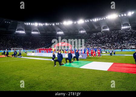 Rom, Italien. November 2023. Allgemeine Ansicht während der Nationalhymne vor dem Qualifikationsspiel zur UEFA EURO 2024 zwischen Italien und Nordmazedonien am 17. November 2023 im Stadio Olimpico in Rom. Quelle: Giuseppe Maffia/Alamy Live News Stockfoto