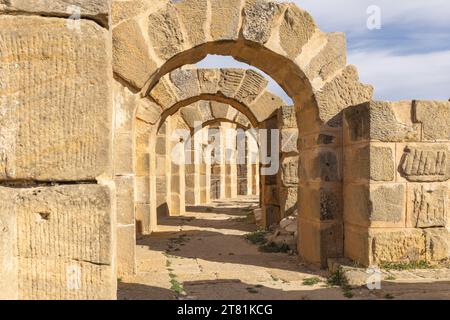 Uthina, Ben Arous, Tunesien. Bögen im römischen Amphitheater an der archäologischen Stätte Uthina. Stockfoto