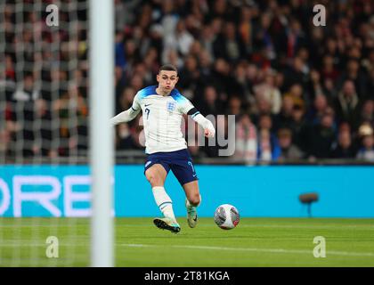 Wembley Stadium, London, Großbritannien. November 2023. UEFA Euro 2024 Qualifying Football, England gegen Malta; Phil Foden aus England kreuzt den Ball, der durch ein eigenes Tor von Enrico Pepe aus Malta in der 8. Minute erzielt wurde, um 1-0 Credit: Action Plus Sports/Alamy Live News zu erzielen Stockfoto