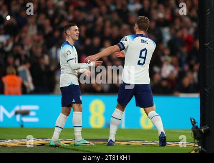 Wembley Stadium, London, Großbritannien. November 2023. UEFA Euro 2024 Qualifying Football, England gegen Malta; Phil Foden aus England feiert mit Harry Kane aus England, nachdem sein Kreuz durch ein eigenes Tor von Enrico Pepe aus Malta in der 8. Minute erzielt wurde, um es 1-0 zu erreichen Stockfoto