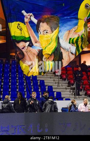 Velsen, Niederlande. November 2023. VELSEN, NIEDERLANDE - 17. NOVEMBER: Fans von ADO den Haag während des Azerion Vrouwen Eredivisie Spiels zwischen SC Telstar und ADO den Haag im Stadion 711 am 17. November 2023 in Velsen, Niederlande. (Foto: Jan Mulder/Orange Pictures Credit: Orange Pics BV/Alamy Live News Stockfoto