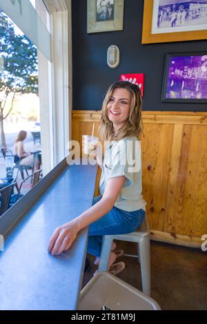 Young Woman Cafe Iced Vanilla Latte Coffee Nachmittag Heller Sonniger Tag Drinnen Glücklich Fröhlich Stockfoto