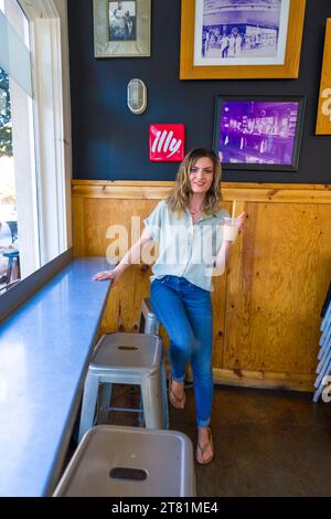 Young Woman Cafe Iced Vanilla Latte Coffee Nachmittag Heller Sonniger Tag Drinnen Glücklich Fröhlich Stockfoto