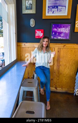 Young Woman Cafe Iced Vanilla Latte Coffee Nachmittag Heller Sonniger Tag Drinnen Glücklich Fröhlich Stockfoto