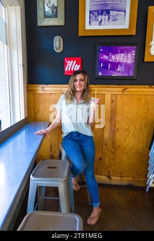 Young Woman Cafe Iced Vanilla Latte Coffee Nachmittag Heller Sonniger Tag Drinnen Glücklich Fröhlich Stockfoto