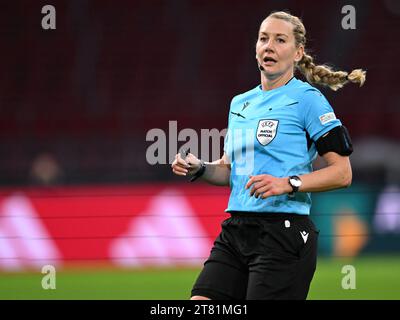 AMSTERDAM - Schiedsrichterin Tess Olofsson während des Gruppenspiels der UEFA Women's Champions League Gruppe C zwischen Ajax Amsterdam und Paris Saint Germain in der Johan Cruijff Arena am 15. November 2023 in Amsterdam, Niederlande. ANP | Hollandse Hoogte | GERRIT VAN COLOGNE Stockfoto