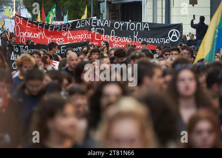 Athen, Griechenland. November 2023. Demonstranten marschieren mit Parolen gegen die staatliche Repression und Israels Angriff auf Gaza. Mehr als 30.000 Menschen gingen anlässlich des 50. Jahrestages des Aufstandes des Polytechnischen Aufstandes gegen die Militärjunta der Obersten in Athen, der von 1967 bis 1974 dauerte, auf die Straße. (Kreditbild: © Nikolas Georgiou/ZUMA Press Wire) NUR REDAKTIONELLE VERWENDUNG! Nicht für kommerzielle ZWECKE! Stockfoto