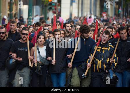 Athen, Griechenland. November 2023. Demonstranten marschieren mit Parolen gegen die staatliche Repression und Israels Angriff auf Gaza. Mehr als 30.000 Menschen gingen anlässlich des 50. Jahrestages des Aufstandes des Polytechnischen Aufstandes gegen die Militärjunta der Obersten in Athen, der von 1967 bis 1974 dauerte, auf die Straße. (Kreditbild: © Nikolas Georgiou/ZUMA Press Wire) NUR REDAKTIONELLE VERWENDUNG! Nicht für kommerzielle ZWECKE! Stockfoto