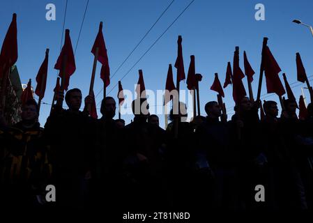 Athen, Griechenland. November 2023. Demonstranten marschieren mit Parolen gegen die staatliche Repression und Israels Angriff auf Gaza. Mehr als 30.000 Menschen gingen anlässlich des 50. Jahrestages des Aufstandes des Polytechnischen Aufstandes gegen die Militärjunta der Obersten in Athen, der von 1967 bis 1974 dauerte, auf die Straße. (Kreditbild: © Nikolas Georgiou/ZUMA Press Wire) NUR REDAKTIONELLE VERWENDUNG! Nicht für kommerzielle ZWECKE! Stockfoto