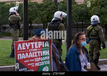 Athen, Griechenland. November 2023. Demonstranten marschieren mit Parolen gegen die staatliche Repression und Israels Angriff auf Gaza. Mehr als 30.000 Menschen gingen anlässlich des 50. Jahrestages des Aufstandes des Polytechnischen Aufstandes gegen die Militärjunta der Obersten in Athen, der von 1967 bis 1974 dauerte, auf die Straße. (Kreditbild: © Nikolas Georgiou/ZUMA Press Wire) NUR REDAKTIONELLE VERWENDUNG! Nicht für kommerzielle ZWECKE! Stockfoto