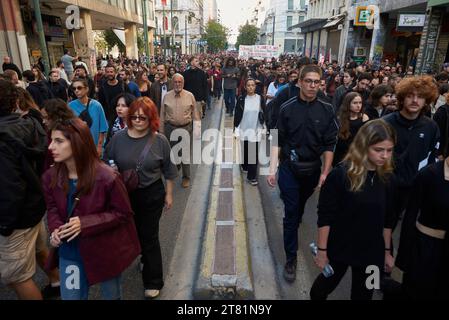 Athen, Griechenland. November 2023. Demonstranten marschieren mit Parolen gegen die staatliche Repression und Israels Angriff auf Gaza. Mehr als 30.000 Menschen gingen anlässlich des 50. Jahrestages des Aufstandes des Polytechnischen Aufstandes gegen die Militärjunta der Obersten in Athen, der von 1967 bis 1974 dauerte, auf die Straße. (Kreditbild: © Nikolas Georgiou/ZUMA Press Wire) NUR REDAKTIONELLE VERWENDUNG! Nicht für kommerzielle ZWECKE! Stockfoto