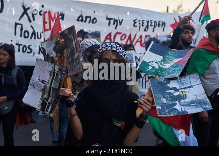 Athen, Griechenland. November 2023. Demonstranten marschieren mit Parolen gegen die staatliche Repression und Israels Angriff auf Gaza. Mehr als 30.000 Menschen gingen anlässlich des 50. Jahrestages des Aufstandes des Polytechnischen Aufstandes gegen die Militärjunta der Obersten in Athen, der von 1967 bis 1974 dauerte, auf die Straße. (Kreditbild: © Nikolas Georgiou/ZUMA Press Wire) NUR REDAKTIONELLE VERWENDUNG! Nicht für kommerzielle ZWECKE! Stockfoto