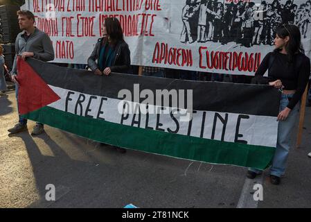 Athen, Griechenland. November 2023. Demonstranten marschieren mit Parolen gegen die staatliche Repression und Israels Angriff auf Gaza. Mehr als 30.000 Menschen gingen anlässlich des 50. Jahrestages des Aufstandes des Polytechnischen Aufstandes gegen die Militärjunta der Obersten in Athen, der von 1967 bis 1974 dauerte, auf die Straße. (Kreditbild: © Nikolas Georgiou/ZUMA Press Wire) NUR REDAKTIONELLE VERWENDUNG! Nicht für kommerzielle ZWECKE! Stockfoto