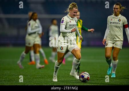 Velsen, Niederlande. November 2023. VELSEN, NIEDERLANDE - 17. NOVEMBER: Kim Remijnse von Telstar während des Azerion Vrouwen Eredivisie Spiels zwischen SC Telstar und ADO den Haag im Stadion 711 am 17. November 2023 in Velsen, Niederlande. (Foto: Jan Mulder/Orange Pictures Credit: Orange Pics BV/Alamy Live News Stockfoto