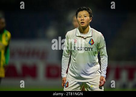 Velsen, Niederlande. November 2023. VELSEN, NIEDERLANDE - 17. NOVEMBER: Chinatsu Kira von Telstar während des Azerion Vrouwen Eredivisie Spiels zwischen SC Telstar und ADO den Haag im Stadion 711 am 17. November 2023 in Velsen, Niederlande. (Foto: Jan Mulder/Orange Pictures Credit: Orange Pics BV/Alamy Live News Stockfoto