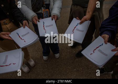 Die chilenische Regierung installiert am 17. November 2023 den Kiosk für die Abstimmung in Chile auf der plaza de la ciudadania, dem Präsidentenpalast La Moneda in Santiago de Chile. Der Zweck des Kiosks ist es, den Vorschlag für eine neue Verfassung, die in einem Monat zu einer Volksabstimmung vorgelegt wird, kostenlos zu verteilen. Im Gegensatz zum vorherigen Vorschlag, der größtenteils von unabhängigen und linken Parteien verfasst wurde. Dieser neue Vorschlag wurde von politischen Parteien und rechtsextremen Konservativen verfasst. Santiago Chile Copyright: XClaudioxAbarcaxSandovalx Credit: Imago/Alamy Live News Stockfoto