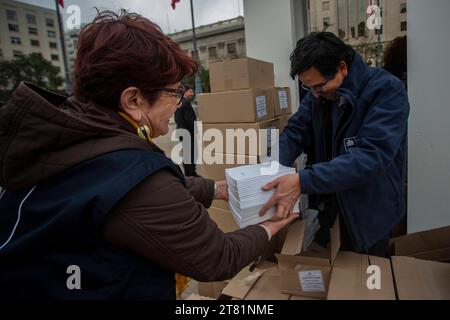 Die chilenische Regierung installiert am 17. November 2023 den Kiosk für die Abstimmung in Chile auf der plaza de la ciudadania, dem Präsidentenpalast La Moneda in Santiago de Chile. Der Zweck des Kiosks ist es, den Vorschlag für eine neue Verfassung, die in einem Monat zu einer Volksabstimmung vorgelegt wird, kostenlos zu verteilen. Im Gegensatz zum vorherigen Vorschlag, der größtenteils von unabhängigen und linken Parteien verfasst wurde. Dieser neue Vorschlag wurde von politischen Parteien und rechtsextremen Konservativen verfasst. Santiago Chile Copyright: XClaudioxAbarcaxSandovalx Credit: Imago/Alamy Live News Stockfoto