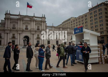 Die chilenische Regierung installiert am 17. November 2023 den Kiosk für die Abstimmung in Chile auf der plaza de la ciudadania, dem Präsidentenpalast La Moneda in Santiago de Chile. Der Zweck des Kiosks ist es, den Vorschlag für eine neue Verfassung, die in einem Monat zu einer Volksabstimmung vorgelegt wird, kostenlos zu verteilen. Im Gegensatz zum vorherigen Vorschlag, der größtenteils von unabhängigen und linken Parteien verfasst wurde. Dieser neue Vorschlag wurde von politischen Parteien und rechtsextremen Konservativen verfasst. Santiago Chile Copyright: XClaudioxAbarcaxSandovalx Credit: Imago/Alamy Live News Stockfoto