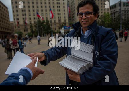 Die chilenische Regierung installiert am 17. November 2023 den Kiosk für die Abstimmung in Chile auf der plaza de la ciudadania, dem Präsidentenpalast La Moneda in Santiago de Chile. Der Zweck des Kiosks ist es, den Vorschlag für eine neue Verfassung, die in einem Monat zu einer Volksabstimmung vorgelegt wird, kostenlos zu verteilen. Im Gegensatz zum vorherigen Vorschlag, der größtenteils von unabhängigen und linken Parteien verfasst wurde. Dieser neue Vorschlag wurde von politischen Parteien und rechtsextremen Konservativen verfasst. Santiago Chile Copyright: XClaudioxAbarcaxSandovalx Credit: Imago/Alamy Live News Stockfoto