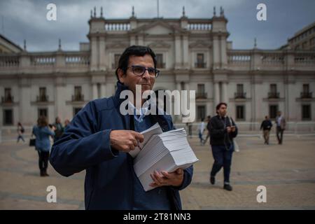 Die chilenische Regierung installiert am 17. November 2023 den Kiosk für die Abstimmung in Chile auf der plaza de la ciudadania, dem Präsidentenpalast La Moneda in Santiago de Chile. Der Zweck des Kiosks ist es, den Vorschlag für eine neue Verfassung, die in einem Monat zu einer Volksabstimmung vorgelegt wird, kostenlos zu verteilen. Im Gegensatz zum vorherigen Vorschlag, der größtenteils von unabhängigen und linken Parteien verfasst wurde. Dieser neue Vorschlag wurde von politischen Parteien und rechtsextremen Konservativen verfasst. Santiago Chile Copyright: XClaudioxAbarcaxSandovalx Credit: Imago/Alamy Live News Stockfoto