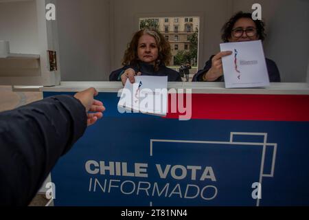 Die chilenische Regierung installiert am 17. November 2023 den Kiosk für die Abstimmung in Chile auf der plaza de la ciudadania, dem Präsidentenpalast La Moneda in Santiago de Chile. Der Zweck des Kiosks ist es, den Vorschlag für eine neue Verfassung, die in einem Monat zu einer Volksabstimmung vorgelegt wird, kostenlos zu verteilen. Im Gegensatz zum vorherigen Vorschlag, der größtenteils von unabhängigen und linken Parteien verfasst wurde. Dieser neue Vorschlag wurde von politischen Parteien und rechtsextremen Konservativen verfasst. Santiago Chile Copyright: XClaudioxAbarcaxSandovalx Credit: Imago/Alamy Live News Stockfoto