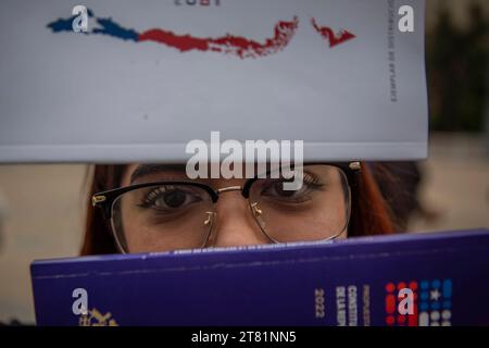 Die chilenische Regierung installiert am 17. November 2023 den Kiosk für die Abstimmung in Chile auf der plaza de la ciudadania, dem Präsidentenpalast La Moneda in Santiago de Chile. Der Zweck des Kiosks ist es, den Vorschlag für eine neue Verfassung, die in einem Monat zu einer Volksabstimmung vorgelegt wird, kostenlos zu verteilen. Im Gegensatz zum vorherigen Vorschlag, der größtenteils von unabhängigen und linken Parteien verfasst wurde. Dieser neue Vorschlag wurde von politischen Parteien und rechtsextremen Konservativen verfasst. Santiago Chile Copyright: XClaudioxAbarcaxSandovalx Credit: Imago/Alamy Live News Stockfoto