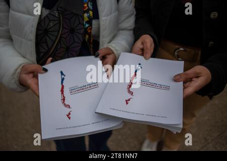 Die chilenische Regierung installiert am 17. November 2023 den Kiosk für die Abstimmung in Chile auf der plaza de la ciudadania, dem Präsidentenpalast La Moneda in Santiago de Chile. Der Zweck des Kiosks ist es, den Vorschlag für eine neue Verfassung, die in einem Monat zu einer Volksabstimmung vorgelegt wird, kostenlos zu verteilen. Im Gegensatz zum vorherigen Vorschlag, der größtenteils von unabhängigen und linken Parteien verfasst wurde. Dieser neue Vorschlag wurde von politischen Parteien und rechtsextremen Konservativen verfasst. Santiago Chile Copyright: XClaudioxAbarcaxSandovalx Credit: Imago/Alamy Live News Stockfoto