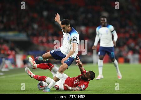 London, Großbritannien. November 2023. Trent Alexander-Arnold aus England wird vom Malteser Enrico Pepe beim Qualifikationsspiel zur UEFA EURO 2024 zwischen England und Malta am 17. November 2023 im Wembley Stadium in London, England, angefochten. Foto von Joshua Smith. Nur redaktionelle Verwendung, Lizenz für kommerzielle Nutzung erforderlich. Keine Verwendung bei Wetten, Spielen oder Publikationen eines einzelnen Clubs/einer Liga/eines Spielers. Quelle: UK Sports Pics Ltd/Alamy Live News Stockfoto